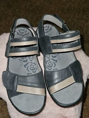 Propet Comfortable Women's Black and Beige Strappy Sandals Sz 9